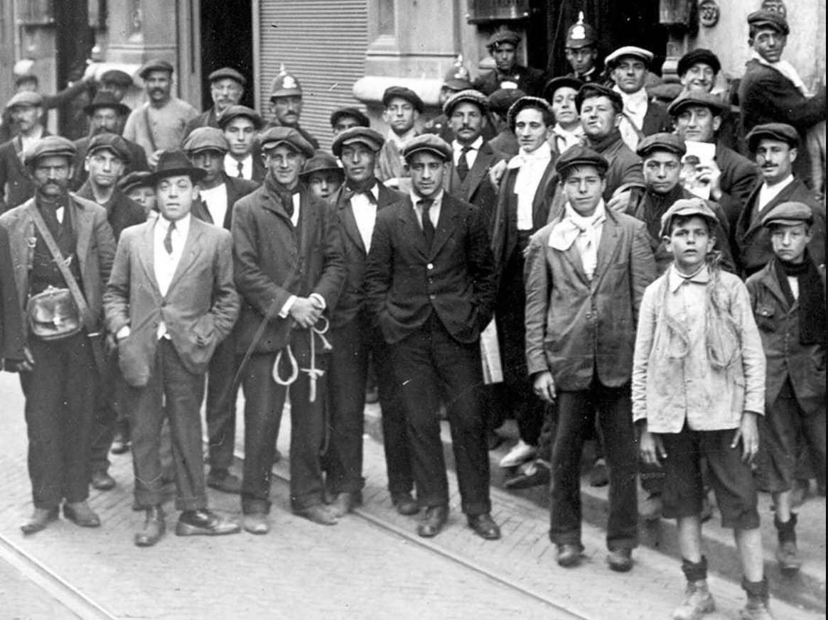En la Imagen: "Canillitas" frente a la sede del diario La Nación, en la calle San Martín. Década de 1920.